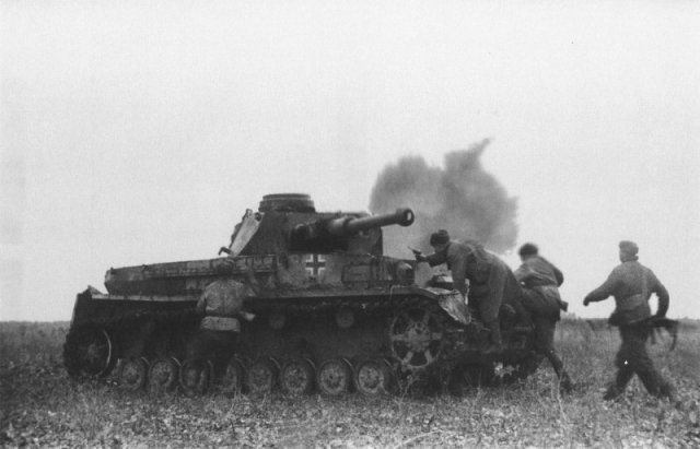 Красноармейцы захватывают подбитый немецкий танк, весна 1942 история, люди, мир, фото