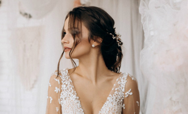 Невеста надела на свадьбу прозрачное платье и гости вместо поздравлений пристыдили женщину за наряд