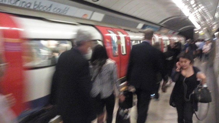 Скинул в метро. Негр в лондонском метро. Человек обедает в метро Лондон. Решетка в метро в лондонском. Благотворительность в Англии на станции метро.