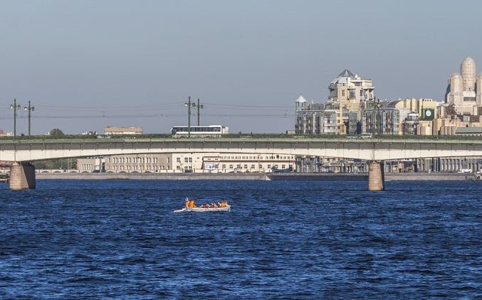 Камеры подтвердили факт падения с Литейного моста мужчины с татуировками на руках