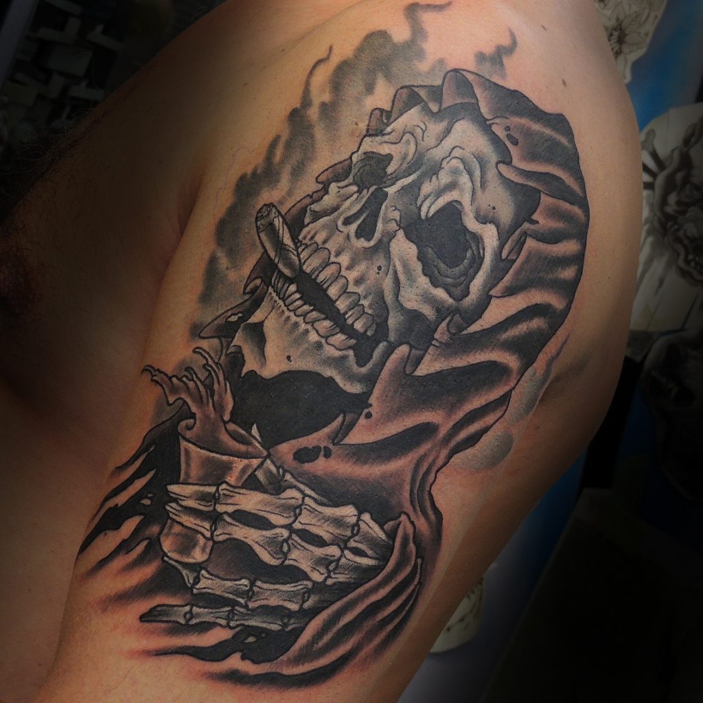 Татуировка череп с сигарой на плече мужчины