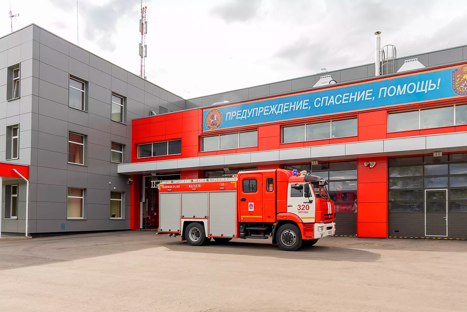 Гараж пожарного депо. Пожарное депо Москва. Пожарное депо МЧС 112. Пожарное депо Челны. Здание пожарного депо.