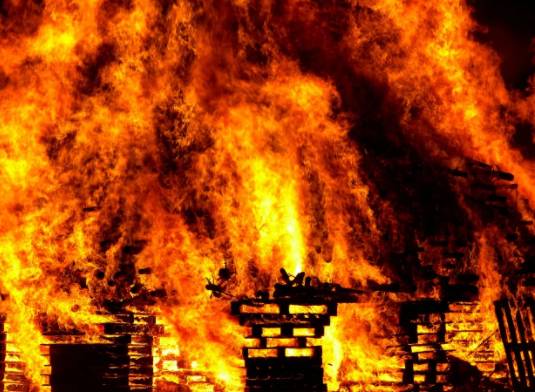В Евпатории горит пятиэтажный дом