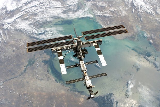Российские космонавты выполнили коррекцию орбиты Международной космической станции