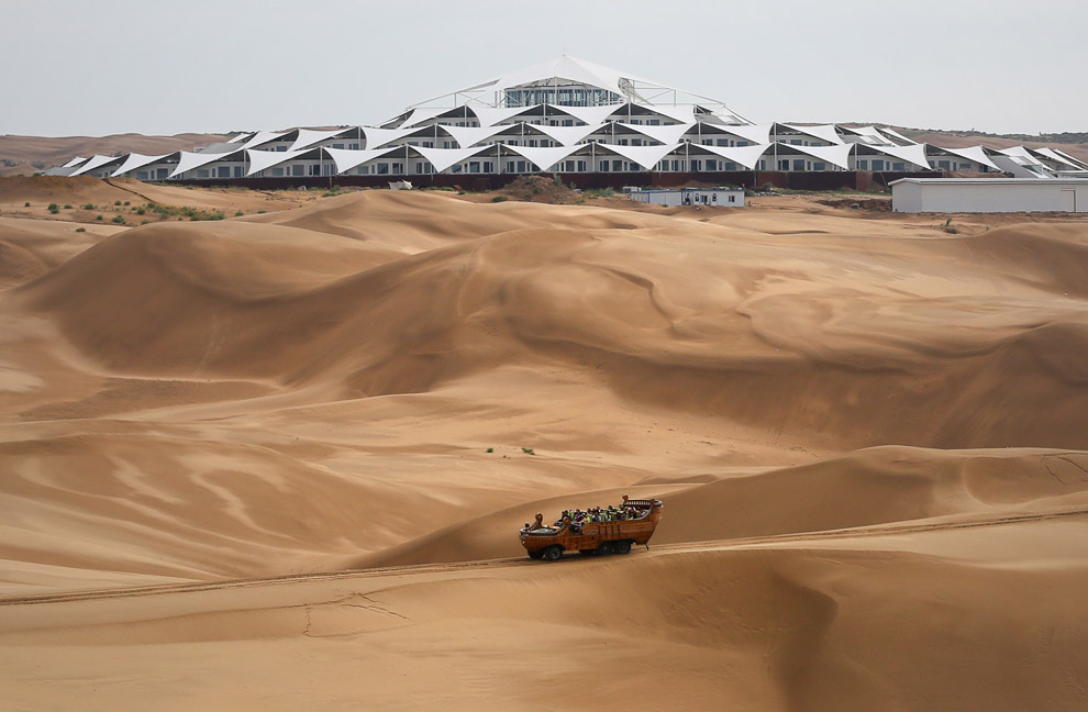 Необычный отель Песчаный Лотос и курорт в пустыне Xiangshawan Getty, Xiangshawan, Лотос, Песчаный, пустыни, очень, место, пустыне, актеры, Пекина, ImagesАктеры, дюнам, отеля, туристов, песок, ImagesВот, ImagesКурорт, курорт, костюмах, только