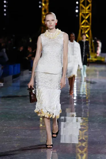 Неделя моды в Париже: Марго Робби (с каре), Кайли Миноуг, Лили-Роуз Депп и Ольга Карпуть среди гостей, российские модели — на подиуме на показе Chanel Chanel, показе, осеньзима, Кайли, Париже, Миллер, Евсеева, Берзения, Images, Уинфри, ЛилиРоуз, подиум, Миноуг, Марго, новой, Робби, нулевых, 2026Адица, 2026Вика, Консани