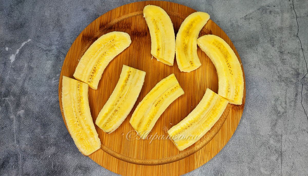 Вкуснейший десерт с бананом на сковороде, для которого и духовка не нужна (вкусно, быстро и недорого) добавляем, минут, пирог, масло, сливочное, сковороду, пропекся, приготовления, использовать, сегодня, немного, можно, комочков✅Тесто, постепенно, выливаем, поверх, бананов, закрываем, однородное, вымешиваем