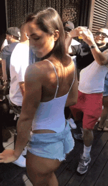 Лето и красивые девушки в шортах Лето и красивые девушки в шортах