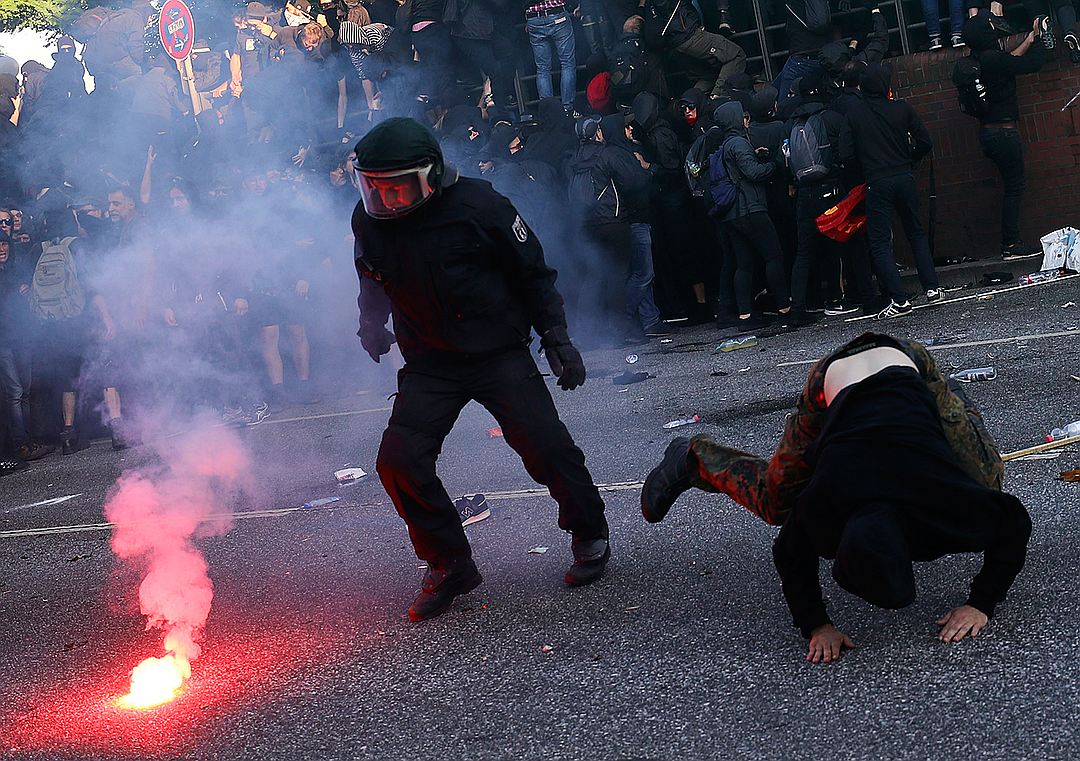В числе митингующих -- немало откровенных боевиков, одетых во всё чёрное и прячущих лица под масками Фото: REUTERS
