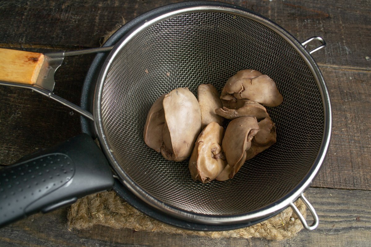 Пышный дрожжевой пирог с печенкой и луком тесто, пирог, начинку, печенкой, сковороду, добавляем, кладём, сухие, обминаем, печень, солим, пирога, кубиками, раскатываем, миску, дрожжевого, теста, форму, выкладываем, перемешиваем