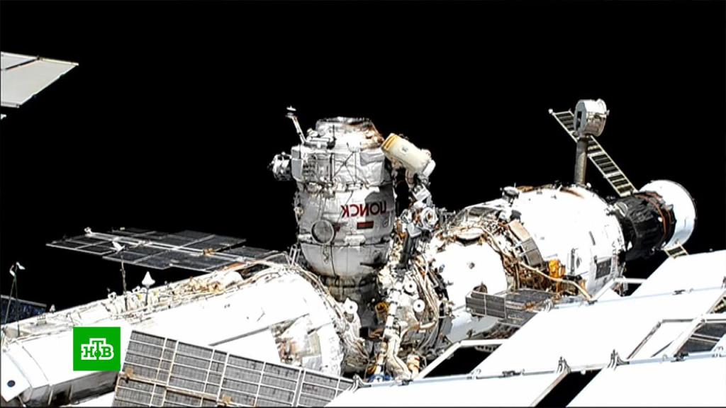 Шкаплеров и Дубров в открытом космосе занялись подключением нового модуля «Причал»