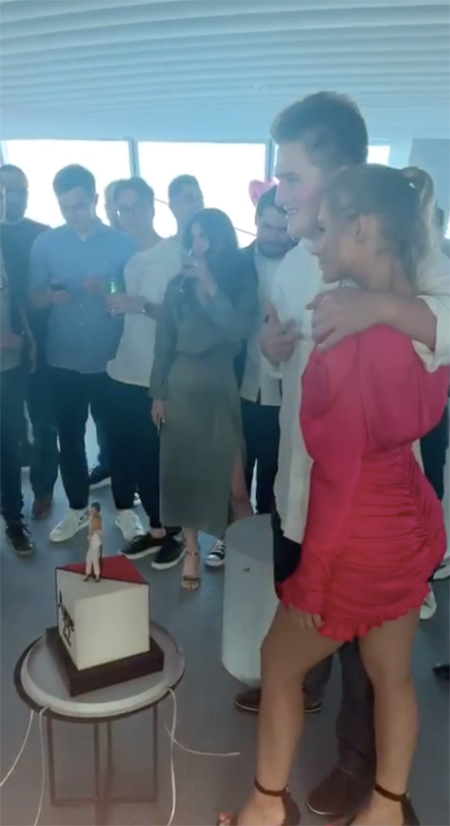 Никакого больше карантина: Елизавета Пескова с братом Микой устроили вечеринку в "Москва-Сити" Никакого больше карантина: Елизавета Пескова с братом Микой устроили вечеринку в "Москва-Сити" Дети,Дети знаменитостей