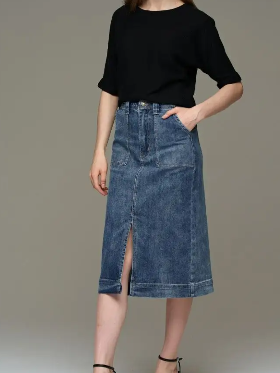 Джинсовые юбки почти столь же популярны, как и джинсы. И это неудивительно, одежда эта практичная, достаточно универсальная и подходит практически всем.-7
