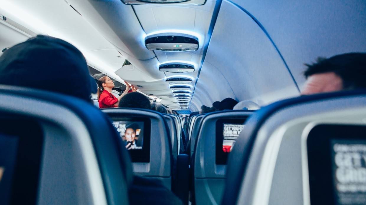 Итальянские стюардессы разделись в центре Рима в знак протеста