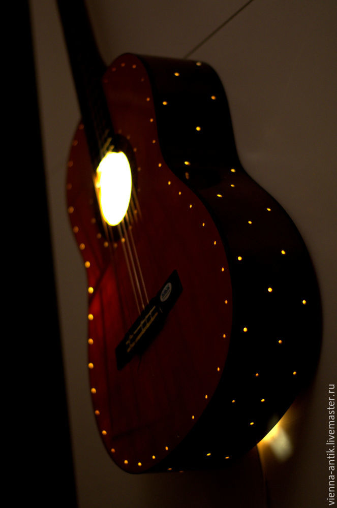 Уютный ночник из старой гитары — просто, быстро и очень красиво! дырочки, гитара, гдето, делала, поэтому, оказалось, сверла, рукой, автора, делаем, отвёрткой, инструментСверлом, старый, кисточкалампочкаБерём, краска, братьсверлозолотая, инструмент, простой, диаметр, больше