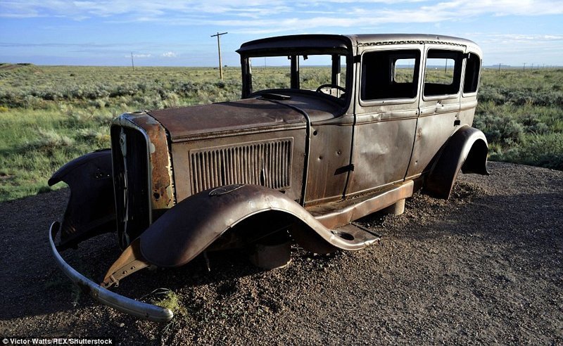 26. Заброшенный ржавый автомобиль на шоссе 66 в национальном парке Petrified Forest в Аризоне, США. заброшенное, заброшенные места, заброшенные объекты, интересное, находки, подборка, разрушенное, фото