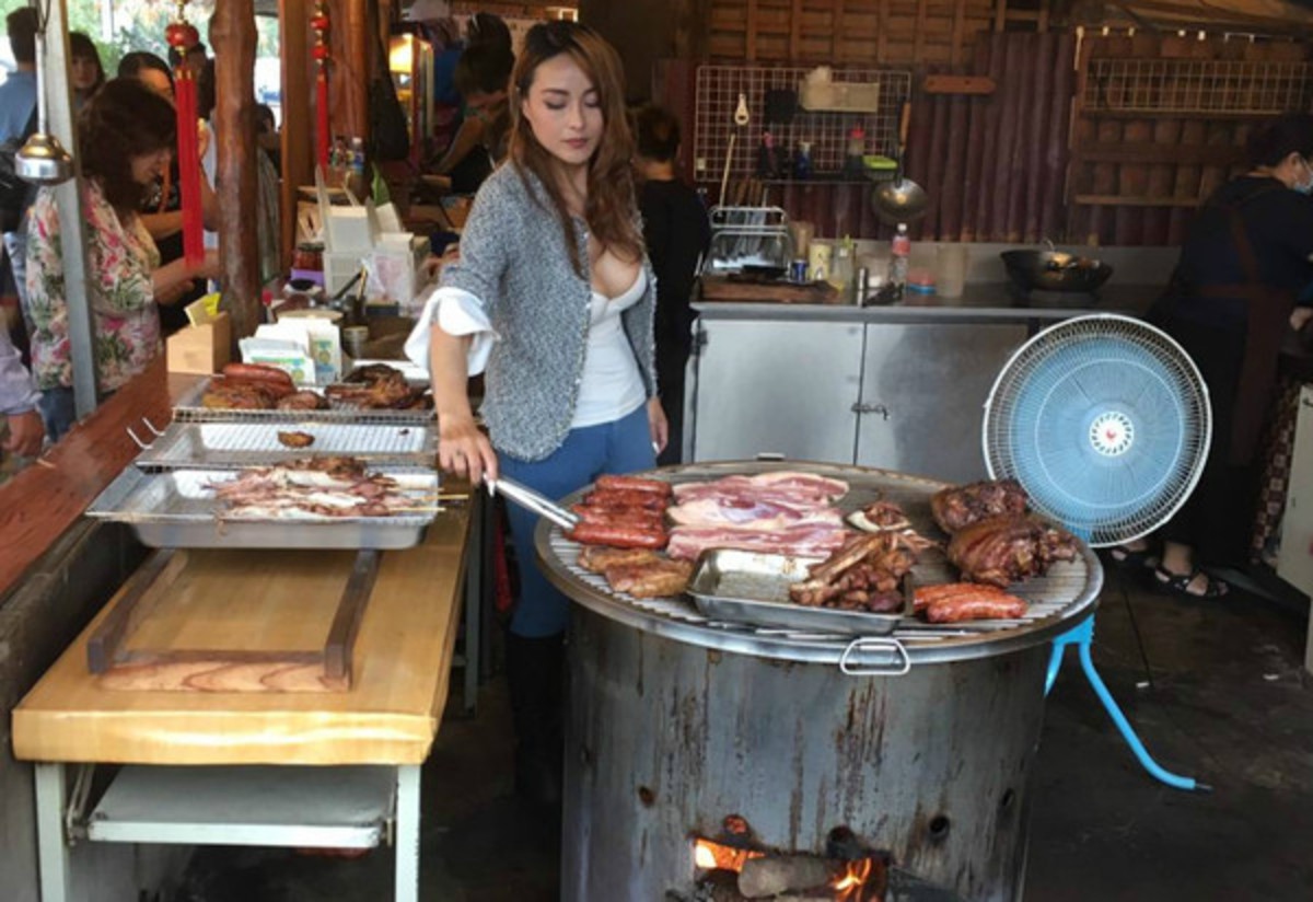 Очень красивая продавщица мяса устроила ажиотаж в кафе Очень красивая продавщица мяса устроила ажиотаж в кафе