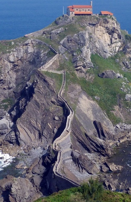 Излюбленное место паломников и туристов (Gaztelugatxe, Испания).