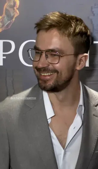 Аглая Тарасова, Александр Петров с женой, Сергей Бурунов и Елизавета Базыкина посетили премьеру фильма 