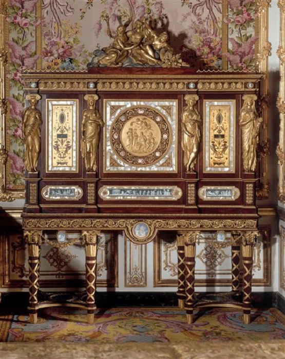 Шкаф с драгоценностями Марии-Антуанетты в её будуаре, датированный 1787 годом
