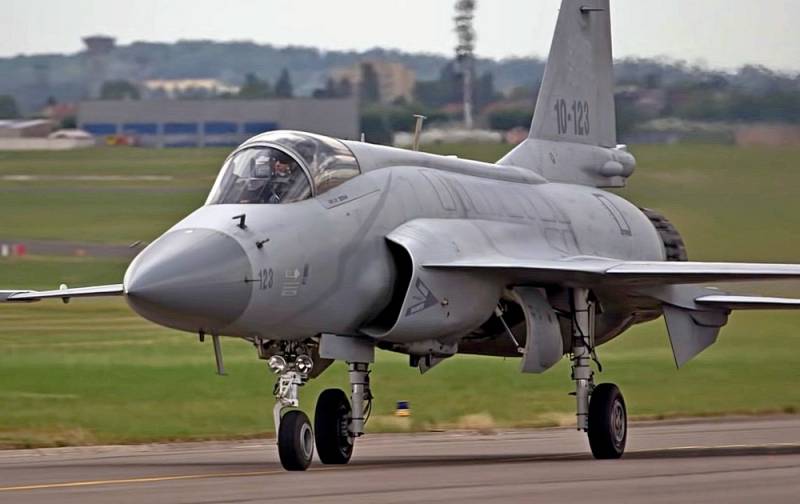 Щедрое предложение: китайский JF-17 стал конкурентом МиГ-35 в Южной Америке Щедрое предложение: китайский JF-17 стал конкурентом МиГ-35 в Южной Америке Аргентине, России, также, Китай, Aviaciononline, предложение, Россия, российского, долларов, полярных, миссий, используемых, субмаринах, вооруженные, вертолетов, исключением, армия, использует, которую, тактике
