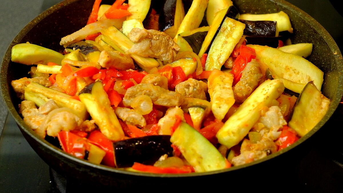 Нашёл старый рецепт вкуснейших баклажанов с мясом. Теперь всегда так буду готовить нарежьте, обжаривайте, баклажаны, блюдо, пустят, добавьте, терияки, соломкой, несколько, посолите, перец, удалите, немного, помидоры, после, будет, готовностиКогда, доведите, мягчеУ, помидоров