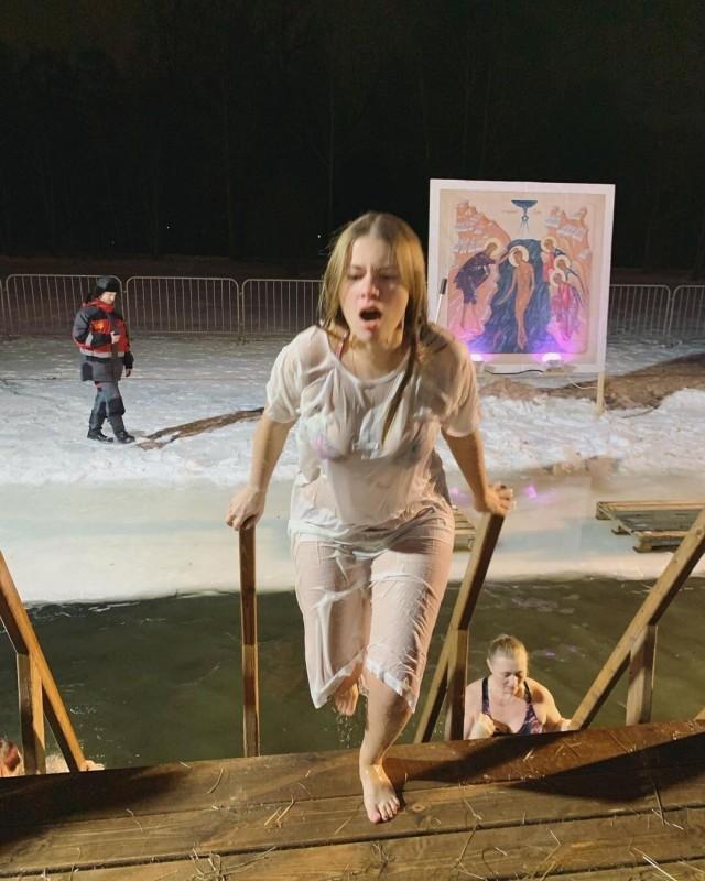 Девушки, которые не побоялись нырнуть в ледяную прорубь Девушки, которые не побоялись нырнуть в ледяную прорубь картинки,позитив