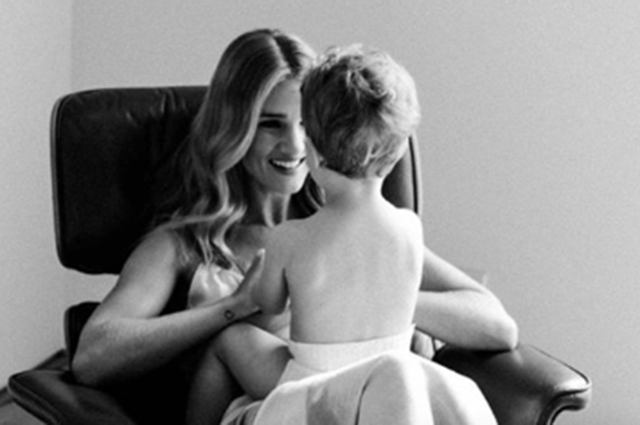 Джейсон Стэтхем устроил фотосессию своей возлюбленной Рози Хантингтон-Уайтли и их сыну Джеку