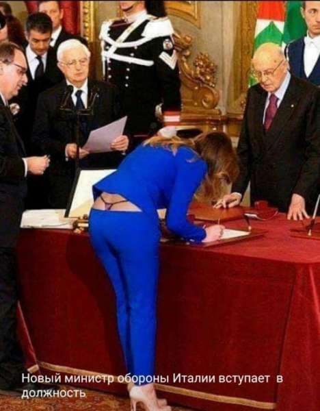 Девушка запуталась в сумочке и вместо баллончика с газом брызнула в маньяка "шанелькой". И с криками "Да он же пять тыщ стоит!" забила маньяка насмерть