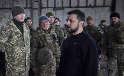 На фото: президент Украины Владимир Зеленский с военнослужащими Украины