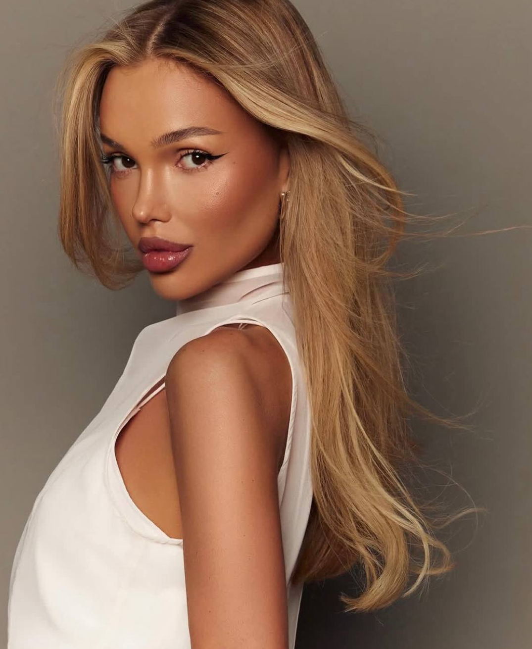 Кто такая Кристина Шнякина из южноуральского села, которая делала макияж дочке Трампа Кто такая Кристина Шнякина из южноуральского села, которая делала макияж дочке Трампа Тиффани, Трамп, Кристина, Шнякина, снова, именно, просмотров, Дональд, школу, делала, университет, потом, Murmyau, которого, Кристины, окончила, самый, Murmyau —, только, работала