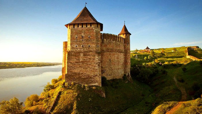 Маленькие окна, высокие стены - обязательные элементы средневекового замка. /Фото: 24tv.ua