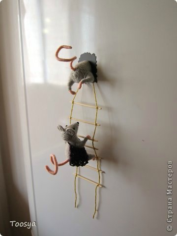 Вот такие магниты мышек-воришек из пробок я делаю в подарок своим родным и близким магнит на холодильник