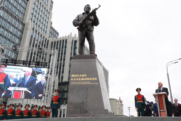 Памятник Михаилу Калашникову в Москве. Фото: Валерий Шарифулин/ТАСС