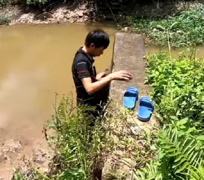 Мужчина возле плиты