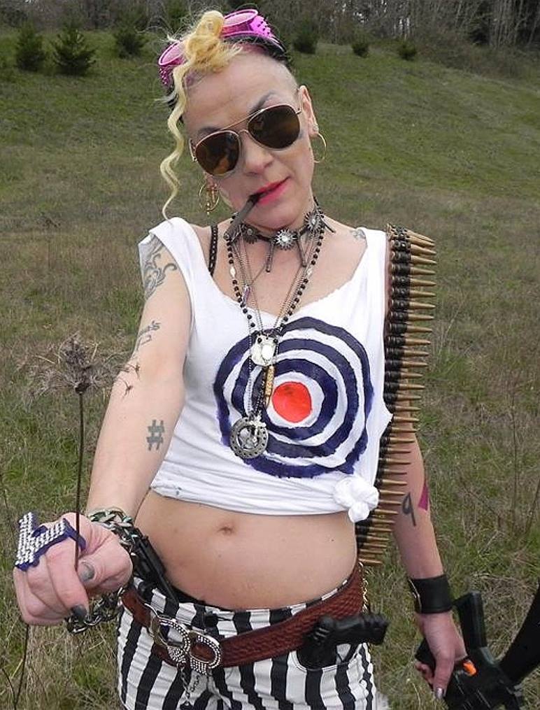 На данном изображении может находиться: 1 человек, стоит, полоски и на улице