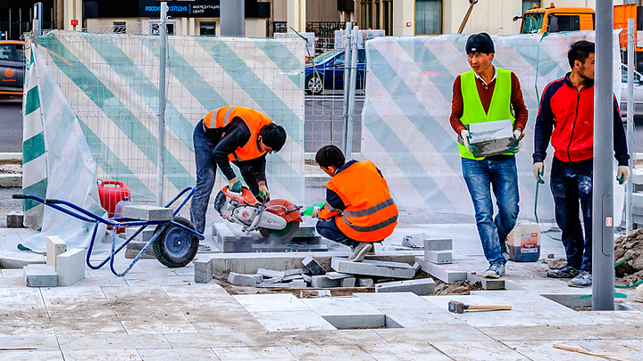ЮРИЙ ПРОНЬКО: СИТУАЦИЯ ОПАСНАЯ – МИГРАНТЫ ПРЯМО СЕЙЧАС УЖЕ ДЕЛЯТ НАШУ С ВАМИ РОССИЮ