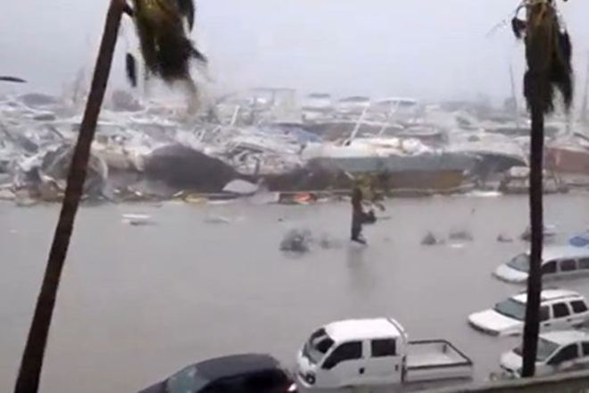 Самый сильный ураган в истории человечества приближается. Видео из центра апокалипсиса! ураган, километров, СапфираСимпсона, сейчас, всего, категорию, осталось, тысячи, Скорее, накроет, Флориду, опасности, пятницу, будет, настоящая, катастрофаМетеорологи, присвоили, урагану, пятую, КиУэста