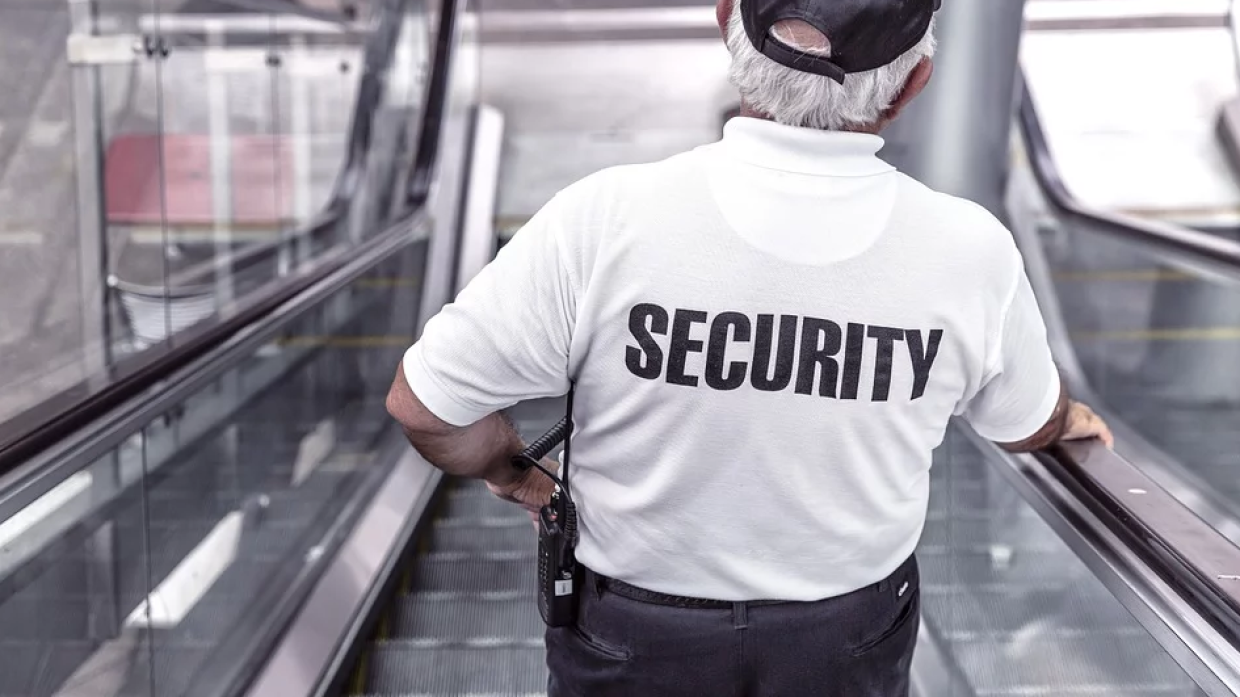 Охранник американской артистки толкнул комментатора «Формулы-1» перед гонкой