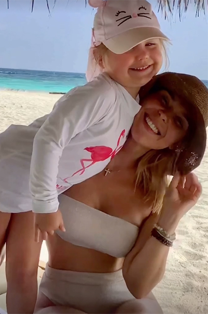 Веселый день рождения и купание в океане: как Пелагея с дочерью отдыхают на Мальдивах Звездные дети