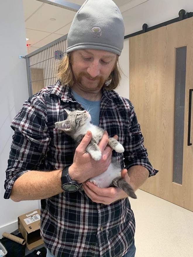 Мужчина и котенок