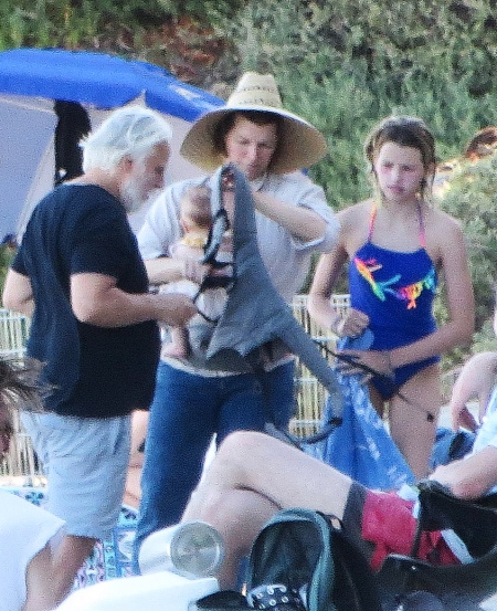 Семейный выход: Милла Йовович с мужем, дочерьми Эвер и Ошин на пляже в Малибу Звезды,Звездные пары