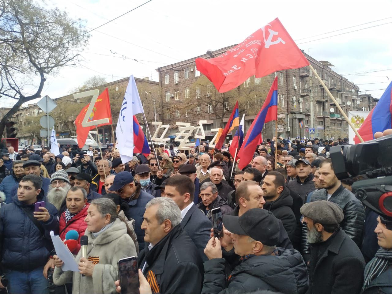 Трудовая армения сегодня. Митинг в Армении возле российского посольства 2022. Митинг в Ереване в поддержку России. Митинг в Армении в поддержку России. Армения в поддержку России.