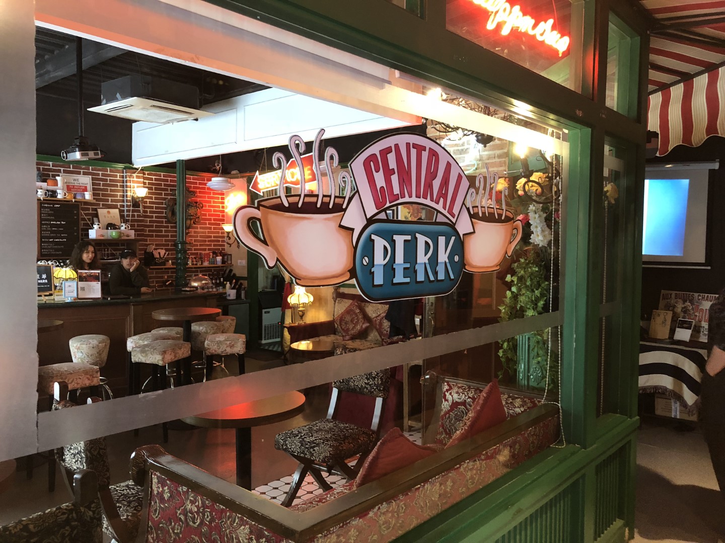 Кафе друзья. Кафе Central Perk Москва. «Central Perk» (Краснобогатырская 90с2. Кафе френдс в Москве Краснобогатырская. Френдс кафе Москва Покровка.