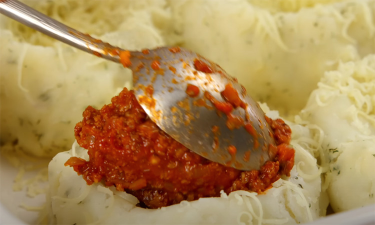 Жарим фарш на нежном пюре: картофельные гнезда сочнее мяса по-французски Жарим фарш на нежном пюре: картофельные гнезда сочнее мяса по-французски выложите, фарша, картофеля, Полноценный, Картофель, укроп, масло, сливочное, добавьте, водеСлейте, подсоленной, мягкости, отварите, нарежьте, очистите, слабом, минут, пармезан, потомиться, смеси