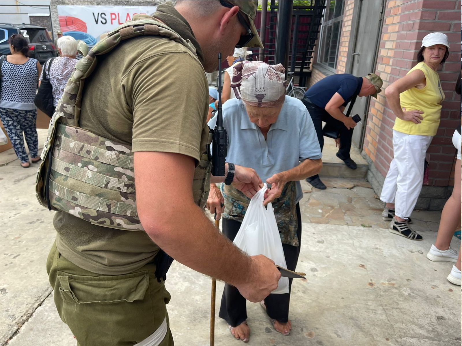 «Вы только нас не бросайте!» — жители сел Херсонской области благодарны российским волонтерам за помощь Общество