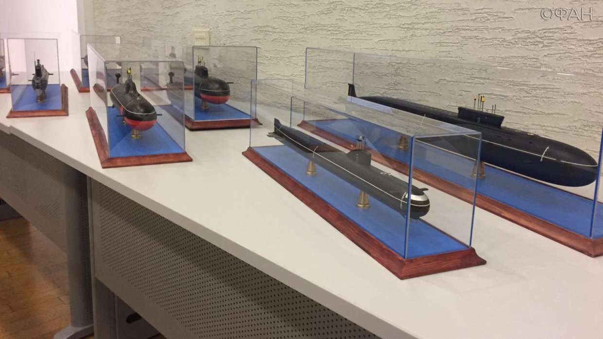 Центральному военно-морскому музею РФ подарили уникальные модели подлодок
