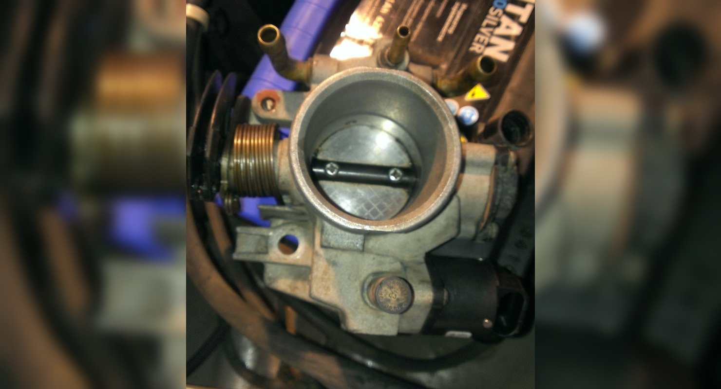 Когда чистить, а когда заменять дроссельную заслонку?