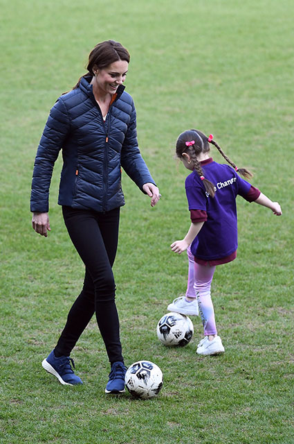 Кейт Миддлтон сыграла в футбол с детьми в Белфасте Монархии