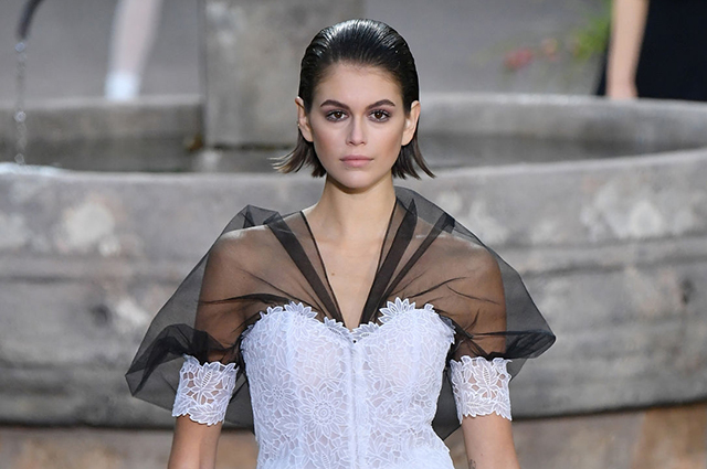 Неделя высокой моды в Париже: Кайя Гербер, Джиджи Хадид и Саша Лусс на показе Chanel